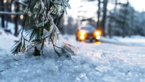 Autounfall im Winter: Ein Wagen fährt auf einer glatten Straße.