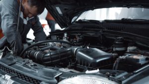 Ein Kfz-Sachverständiger überprüft, ob sich eine Autoreparatur lohnt.