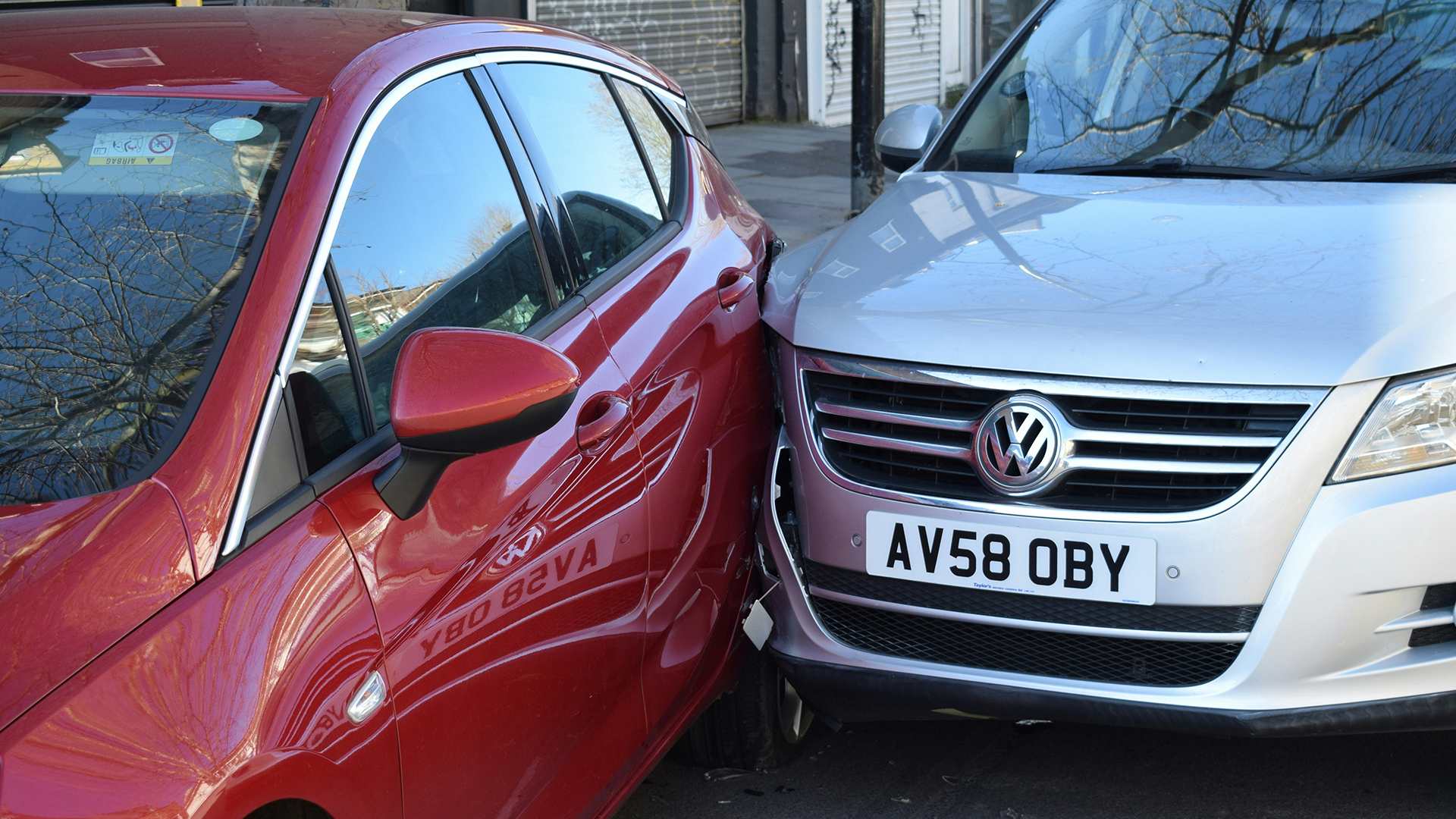 Parkunfall: Ein Mann zeigt den Schaden an seinem Auto.