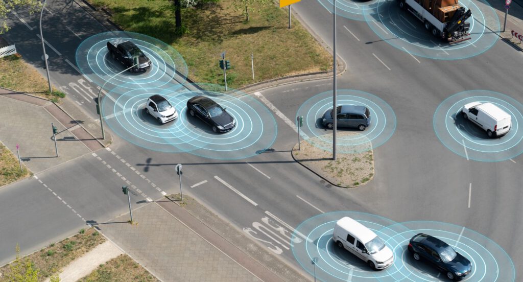 Autonomes Fahren im Stadtverkehr – vernetzte Fahrzeuge an einer Kreuzung aus der Vogelperspektive