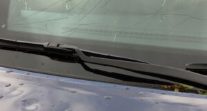 Ein Hagelschaden am Auto kann jeden treffen – vor allem bei stürmischem Wetter.