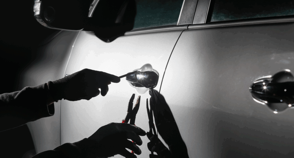 Autoeinbruch: Ein Mann versucht, mit Werkzeugen ein Auto aufzubrechen.