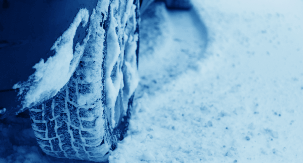 Autoreifen mit Schnee und Eis – Parken im Winter bei kalten Temperaturen